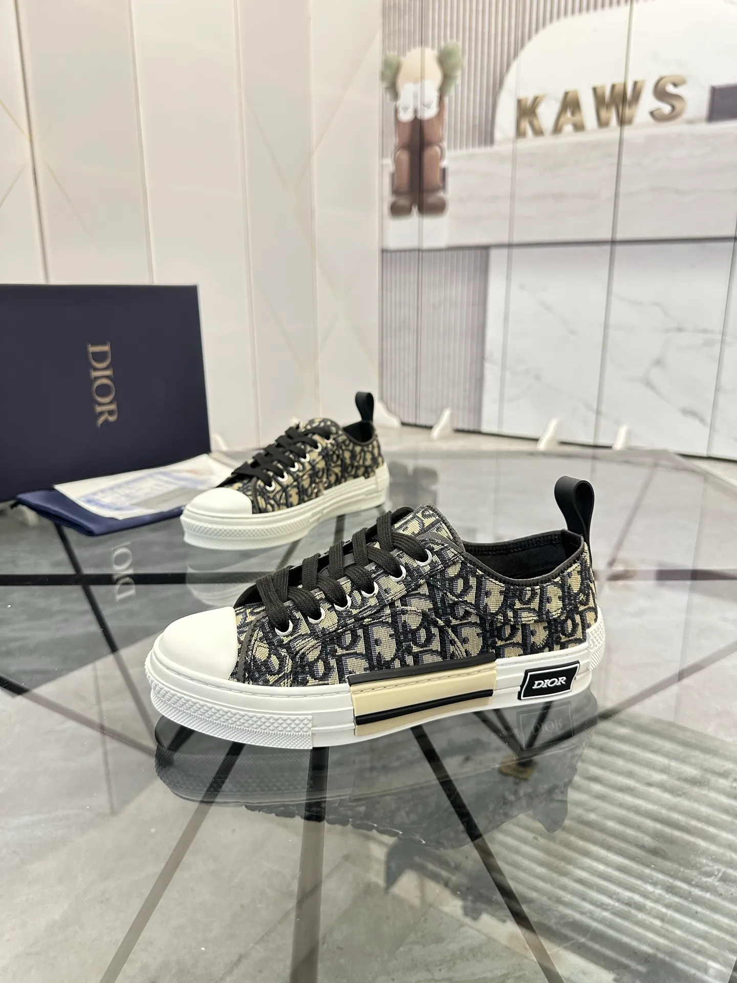 Selling men's shoes 💰: 💰P420¥ Product trademark: Dio* "Dior*" low-top casual shoes Regular size: 36-45 (can be customized to 46) Couple style B23 Product materials: Upper imported original fabric, breathable lining, original outsole. No.: 007